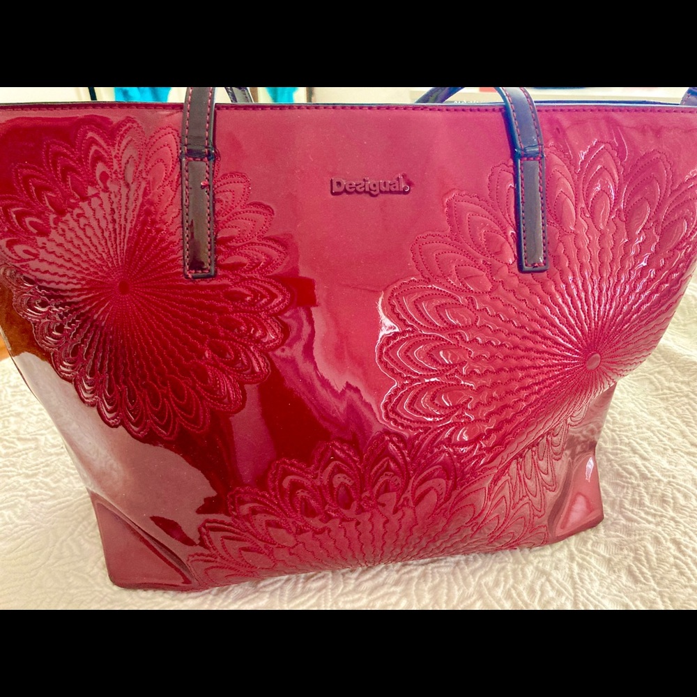 Desigual. Hand bag in red patent leather.